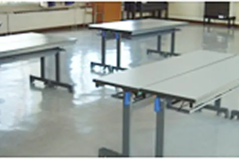 机と教室内の様子