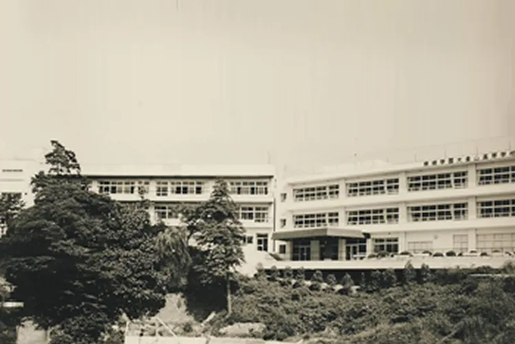 1977年完成した直後の校舎