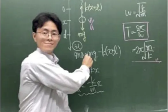 授業で黒板に数式を書く教員