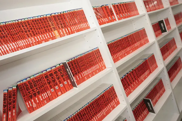 大学受験参考書が並ぶ書棚